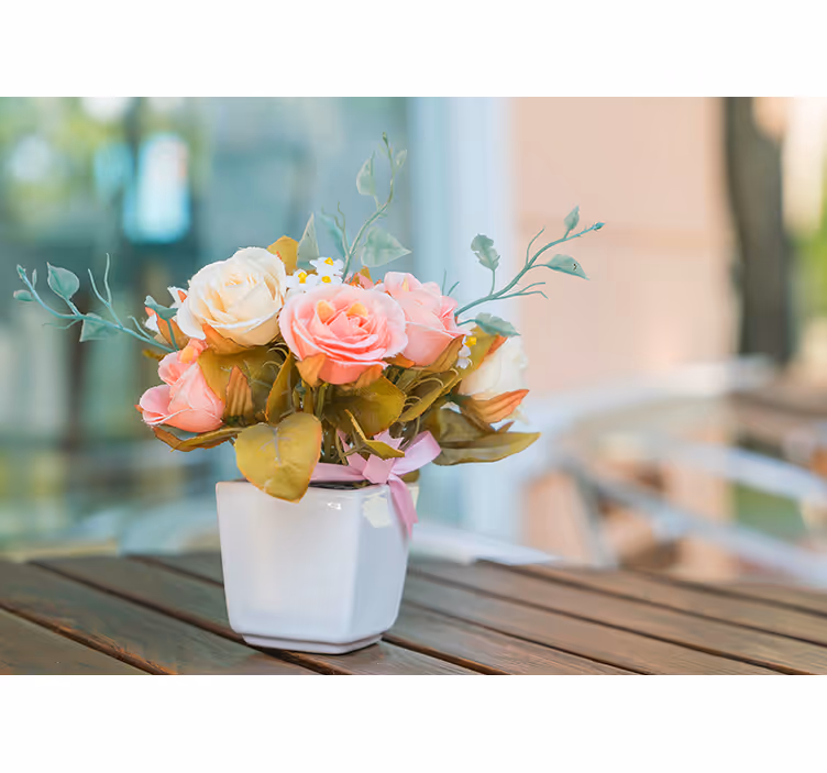 Cortina roller living comedor rosas sobre la mesa - TenVinilo