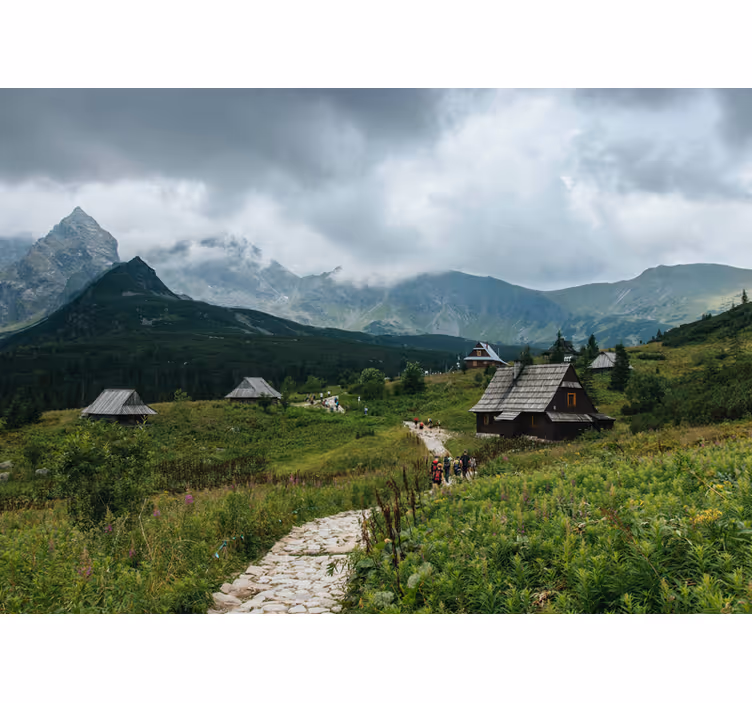 Papel mural verde casas de madera en montañas tatra - TenVinilo