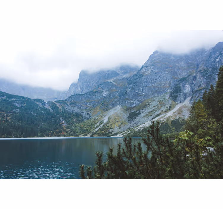 Papel mural verde morskie oko en montañas tatra - TenVinilo