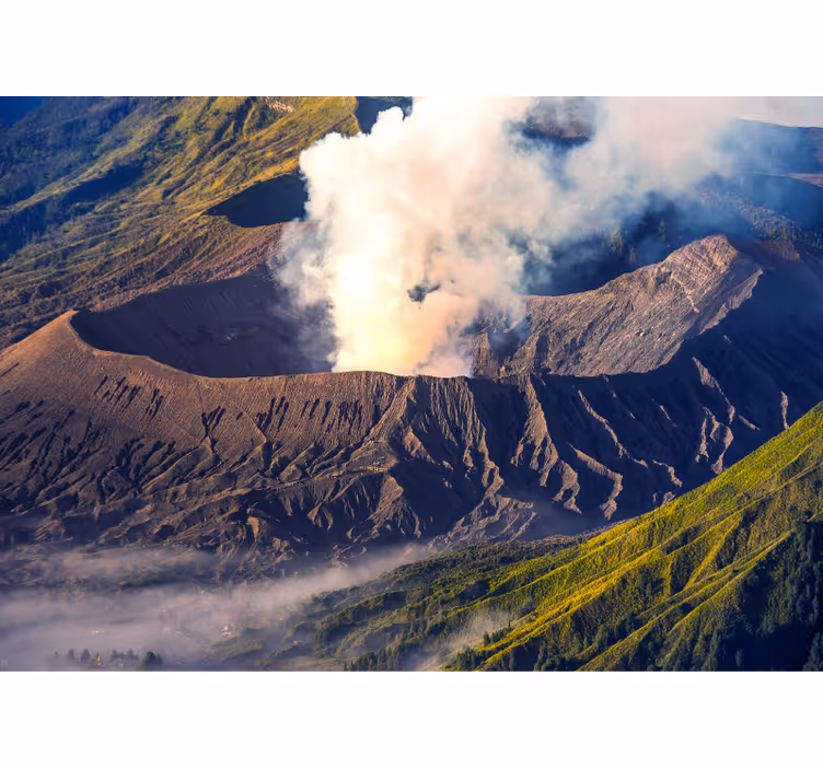 Mural de montañas majestuosa erupción volcánica - TenVinilo