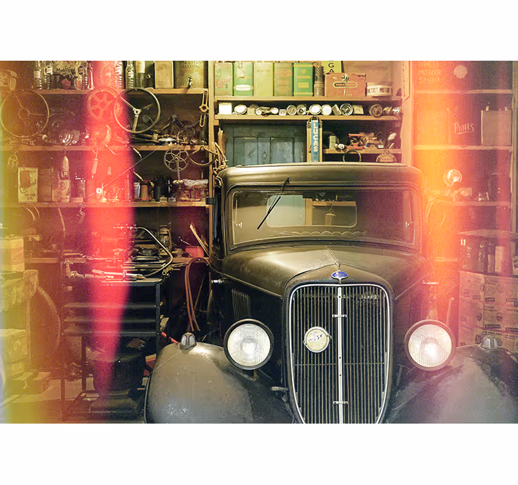 Fotomural de coche Vehículo vintage en garaje - TenVinilo