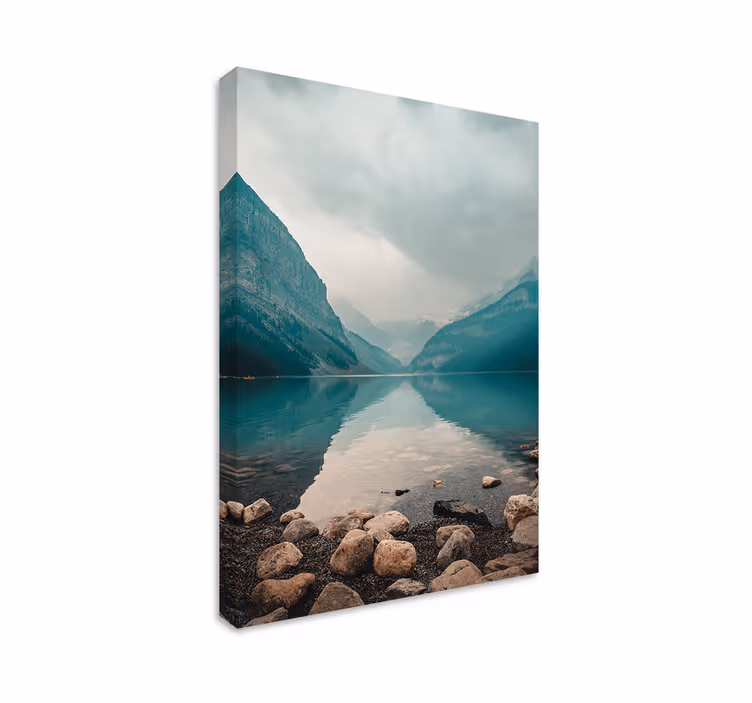 Cuadro paisaje lago en calma entre montañas - TenVinilo