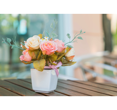 Cortina roller living comedor rosas sobre la mesa - TenVinilo