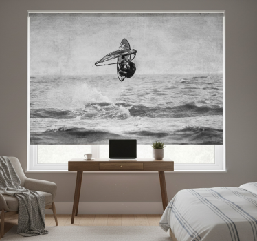 Cortina roller gris windsurf en blanco y negro - TenVinilo