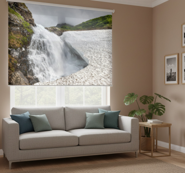Cortina roller living comedor cascada sobre roca - TenVinilo