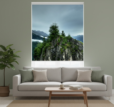 Cortina roller living comedor roca única en bosque verde - TenVinilo