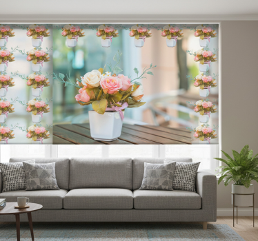 Cortina roller living comedor rosas sobre la mesa - TenVinilo