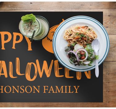 Mantel individual con nombre Feliz halloween nombre de la familia - TenVinilo