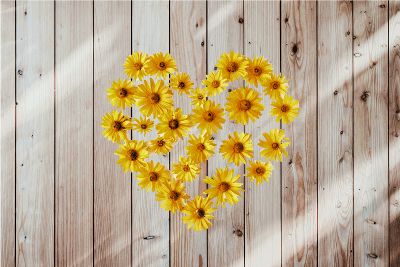 Mantel individual elegante Margarita de corazón en textura de mad - TenVinilo