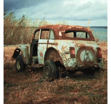 Poster salón coche viejo y sucio en el campo - TenVinilo