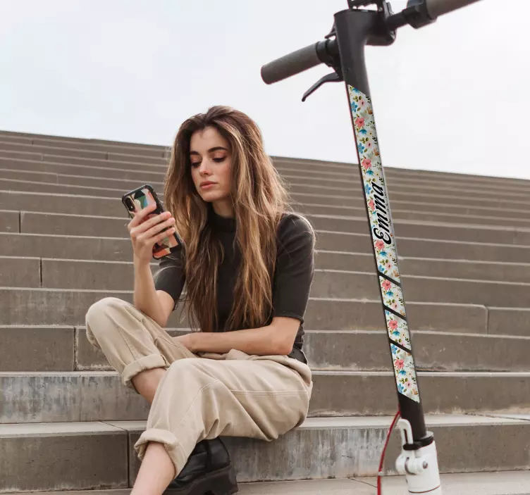 Adhesivo monopatín patinete flores con nombre - TenVinilo