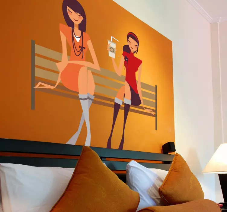 Vinilo decorativo amigas en un banco - TenVinilo