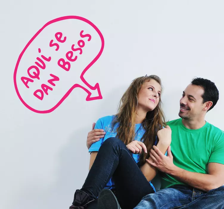 Vinilo decorativo aquí se dan besos - TenVinilo