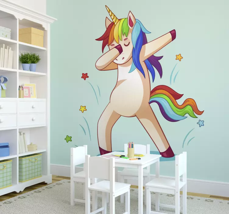 Vinilo infantil para pared unicornio arcoiris dando toques - TenVinilo