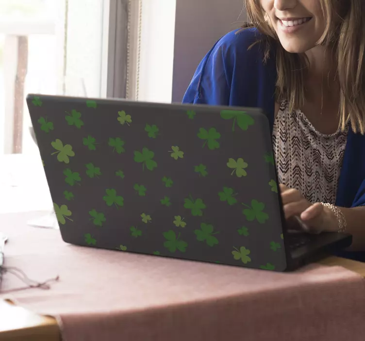 Vinilo para portátil negro con tréboles  - TenVinilo