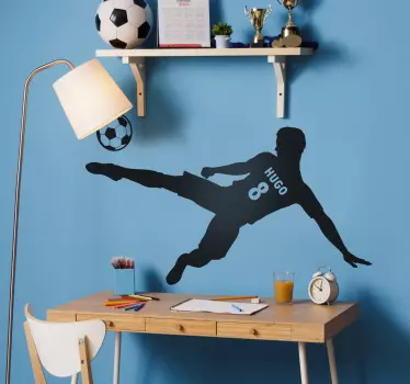 Vinilo habitación juvenil fútbol jugador chutando con nombre - TenVinilo