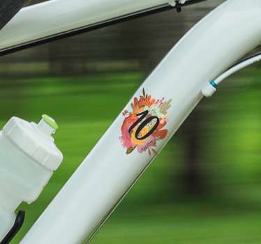 Calca para bicicleta diseño de números florales - TenVinilo