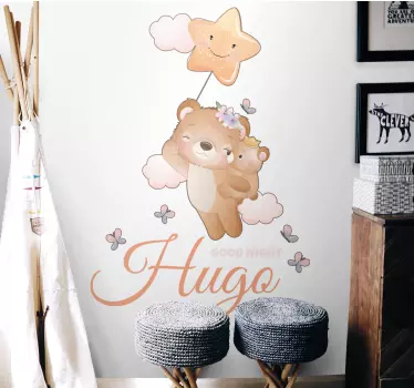 Vinilo habitación bebé oso colgante con nombre - TenVinilo