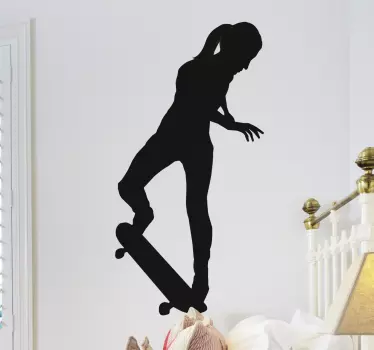 Vinilo pared niña silueta skater - TenVinilo
