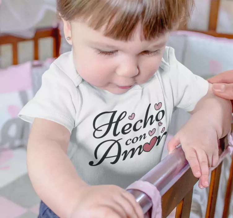 Camiseta bebé hecho con amor - TenVinilo