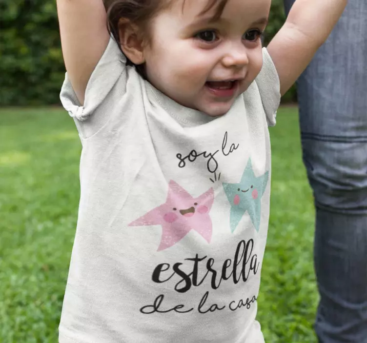 Camiseta bebé soy la estrella de la casa - TenVinilo