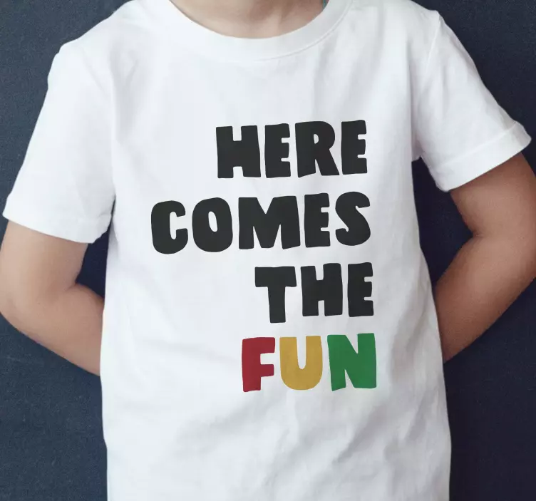 Camiseta niño aquí viene la diversión - TenVinilo