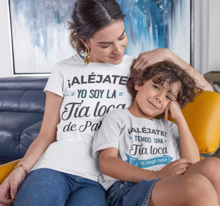 Camisetas Iguales tengo una tía loca con nombre - TenVinilo