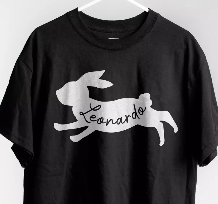 Remera conejito corriendo con nombre - TenVinilo