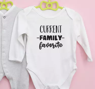 Camiseta bebé miembro favorito de la familia - TenVinilo