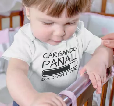 Body bebé cargando pañal - TenVinilo