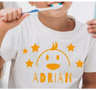Camiseta niño personaje feliz sonriente - TenVinilo