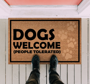 Alfombra de vinilo con frase Perros bienvenidos, gente tolerada - TenVinilo