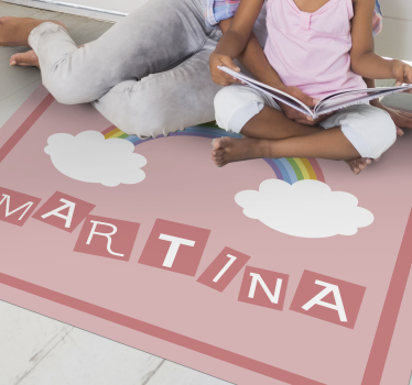 Alfombra de vinilo con nombre Arcoiris rosa y nubes con nombre - TenVinilo