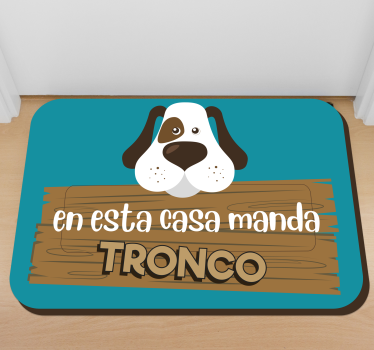 Alfombra de vinilo con nombre En esta casa el perro manda - TenVinilo