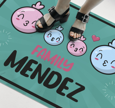 Alfombra de vinilo con nombre Familia anime - TenVinilo
