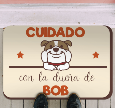 Alfombra de vinilo con nombre Ten cuidado con el dueño del perro - TenVinilo