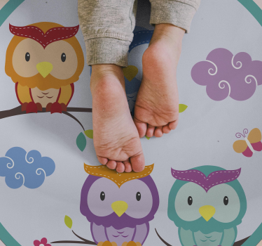 Alfombra vinílica infantil búhos coloridos en rama - TenVinilo