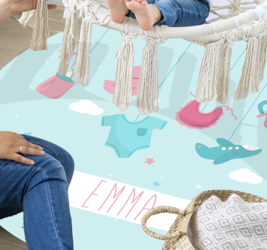 Alfombra vinilo con nombre objetos bebé niña - TenVinilo
