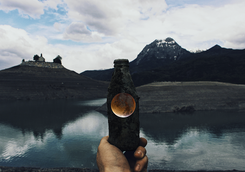 Alfombra vinílica naturaleza vista de la luna en botella - TenVinilo